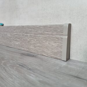 Q7 Swiss Pine – Zócalos PVC/EPS Encastrable