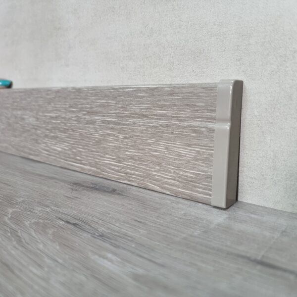 Q7 Swiss Pine – Zócalos PVC/EPS Encastrable