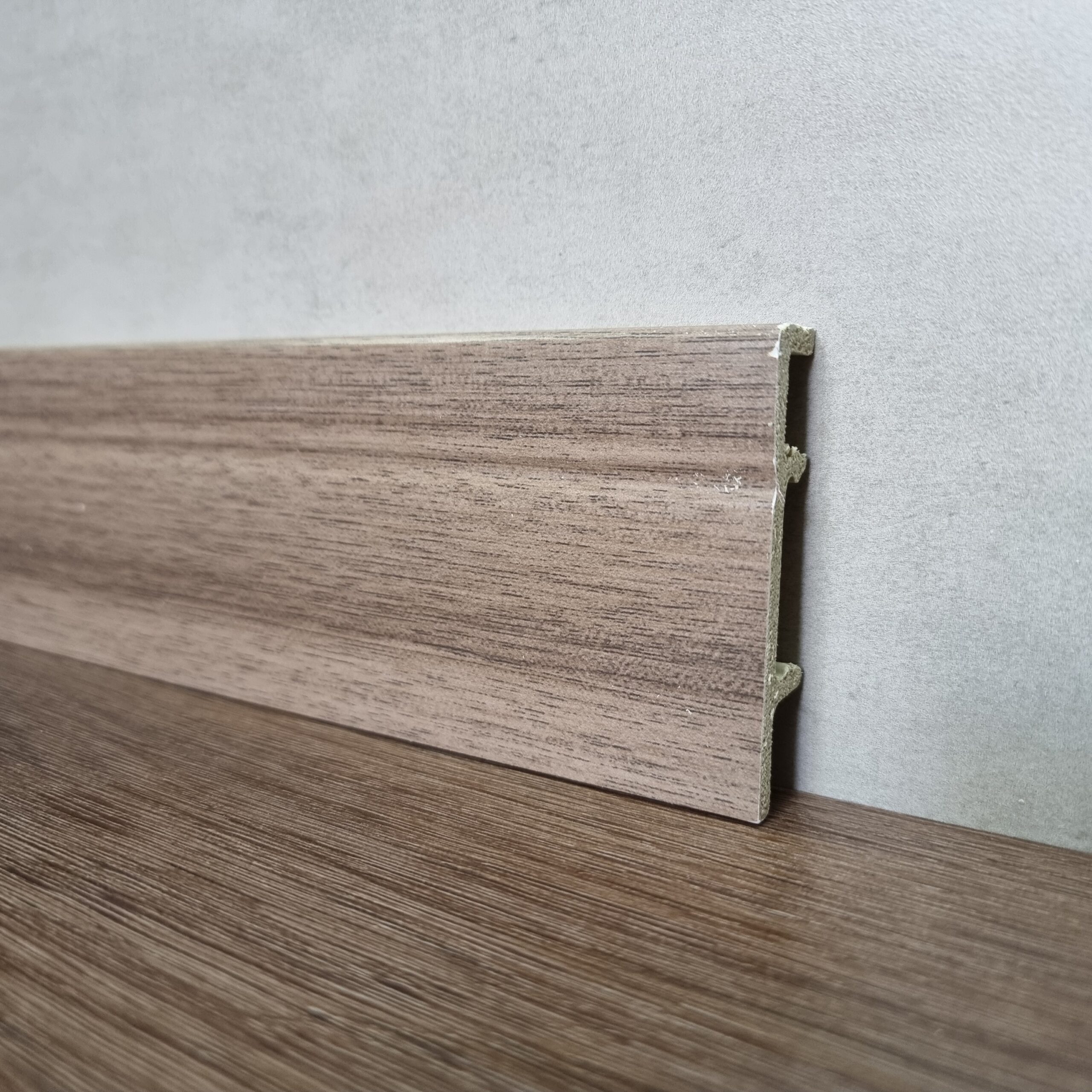 Q10 Walnut – Zócalos PVC/EPS Encastrable
